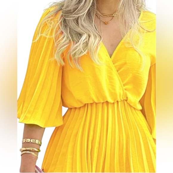 Chicme Bright Yellow Pleated Flowy Romper Size Large - Picture 1 of 9